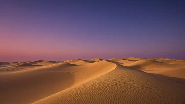 Desert Dune Crest under Twilight Sky with Calm Workspace Negative Space